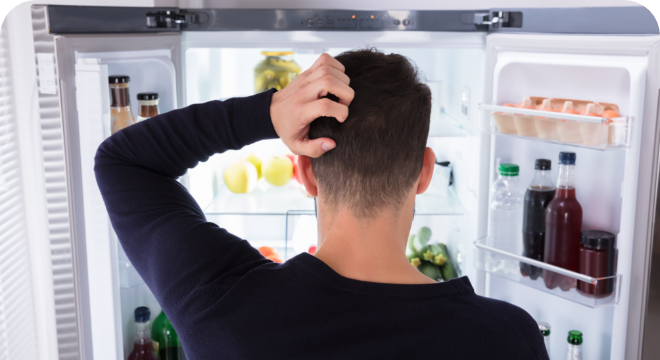 visuel thomas devant le frigo